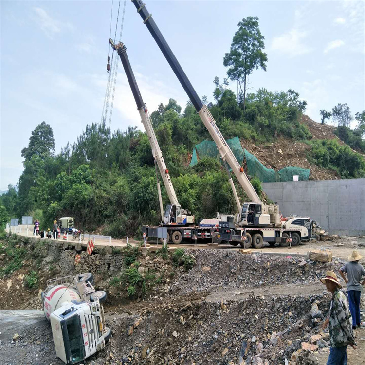 沛县汽车掉沟里叫吊车救援要多少钱